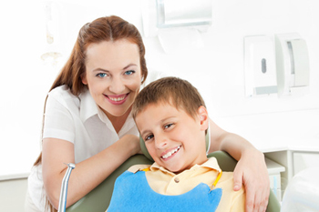 Zahnarzthelferin mit Kind